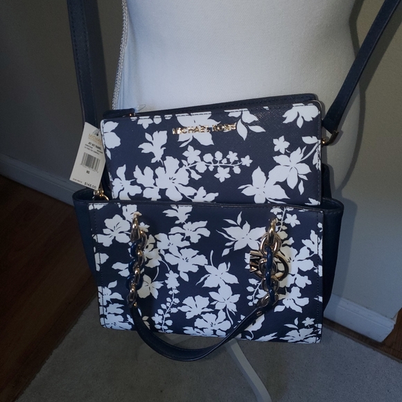Bundled sale Michael kors purse and wallet - Picture 15 of 15